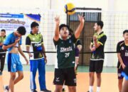 atlet popda kalsel melakukan set bola di lapangan indoor