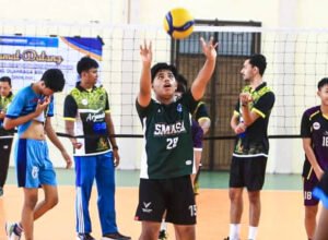 atlet popda kalsel melakukan set bola di lapangan indoor