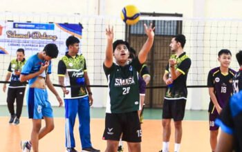 atlet popda kalsel melakukan set bola di lapangan indoor