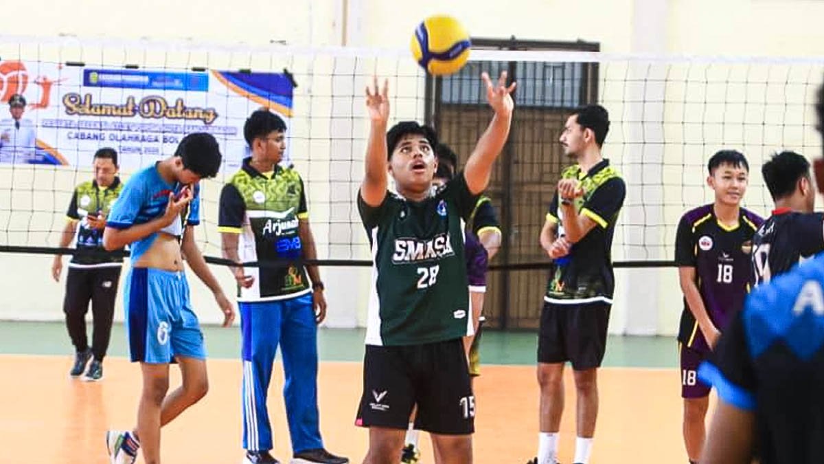 atlet popda kalsel melakukan set bola di lapangan indoor