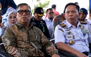 nyanyang harus pratamura bersama kepala bakamla ri irvansyah di batam