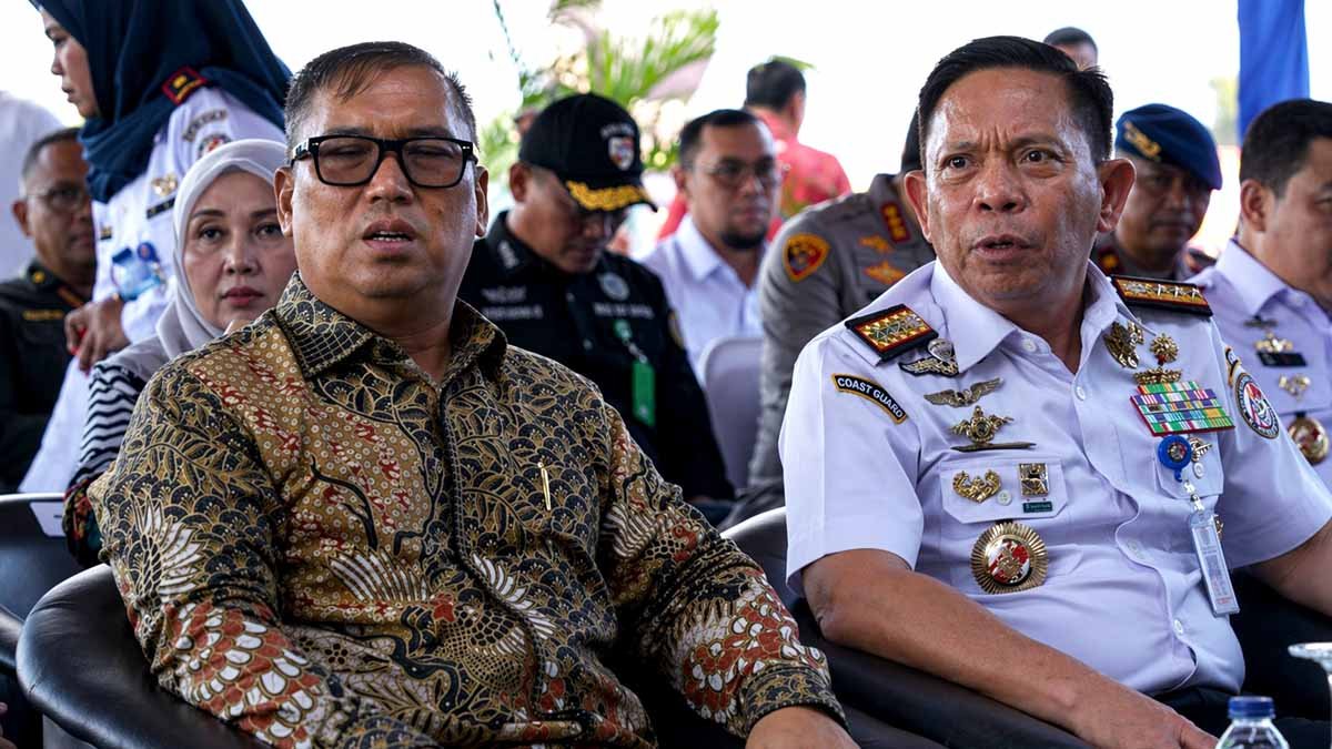 nyanyang harus pratamura bersama kepala bakamla ri irvansyah di batam