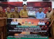 sekda aceh menerima bantuan minyak kayu putih dari pemkab pulau buru di posko bencana aceh