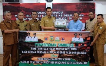 sekda aceh menerima bantuan minyak kayu putih dari pemkab pulau buru di posko bencana aceh