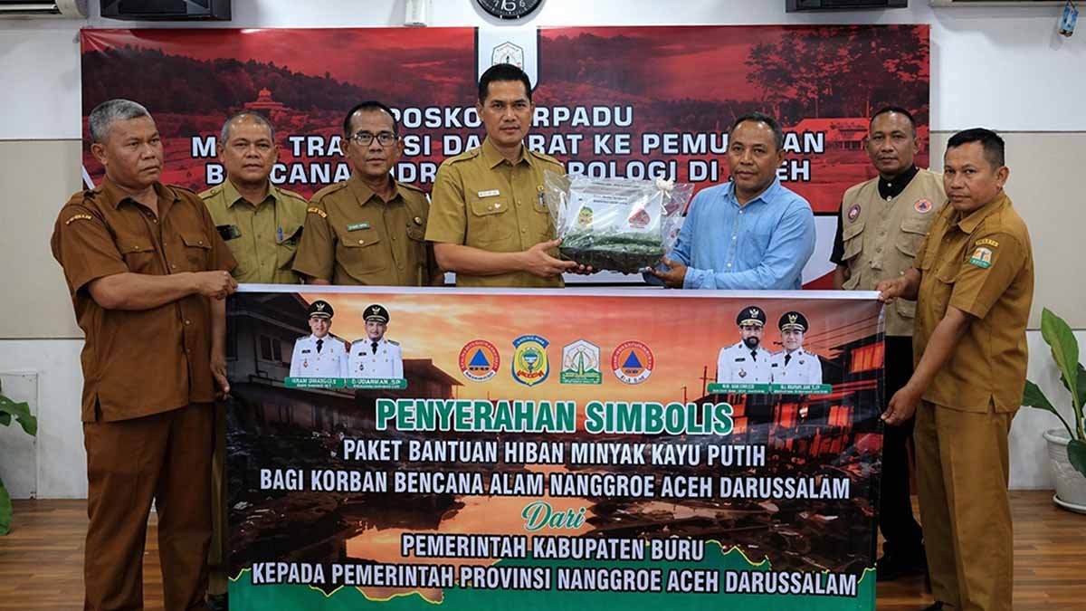sekda aceh menerima bantuan minyak kayu putih dari pemkab pulau buru di posko bencana aceh
