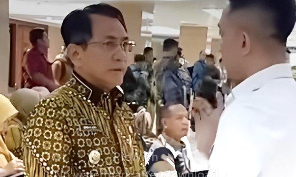 bupati padang pariaman berdiskusi dalam pertemuan resmi terkait strategi pertanian dan kekeringan