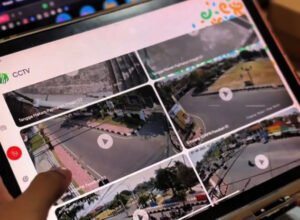 petugas memantau layar cctv aktivitas jalan dan area publik di bantul