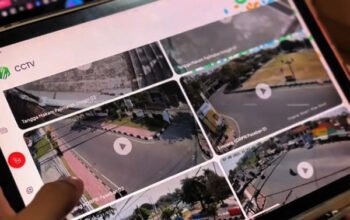 petugas memantau layar cctv aktivitas jalan dan area publik di bantul