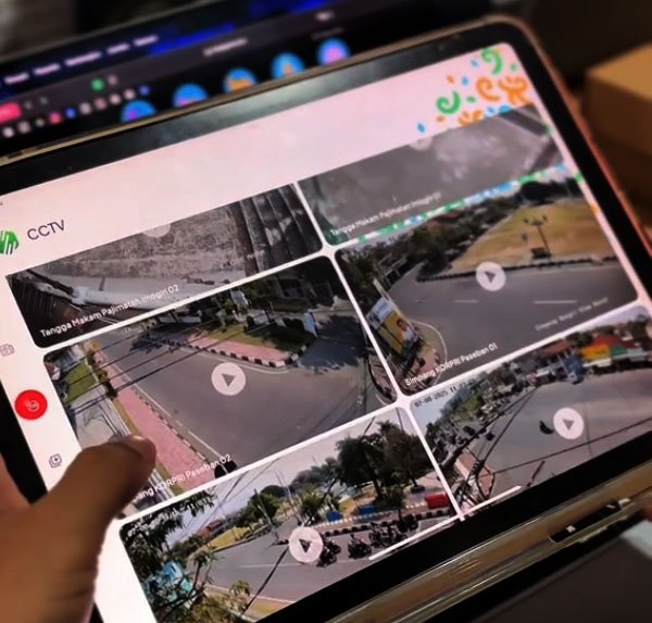 petugas memantau layar cctv aktivitas jalan dan area publik di bantul