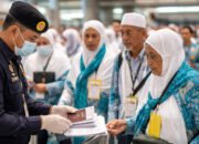 petugas memeriksa dokumen calon jemaah haji di bandara