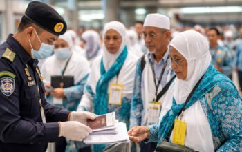 petugas memeriksa dokumen calon jemaah haji di bandara