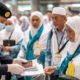 petugas memeriksa dokumen calon jemaah haji di bandara