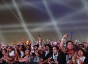 keramaian penonton festival musik coachella dengan lampu panggung