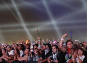 keramaian penonton festival musik coachella dengan lampu panggung
