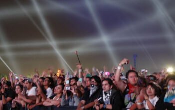 keramaian penonton festival musik coachella dengan lampu panggung