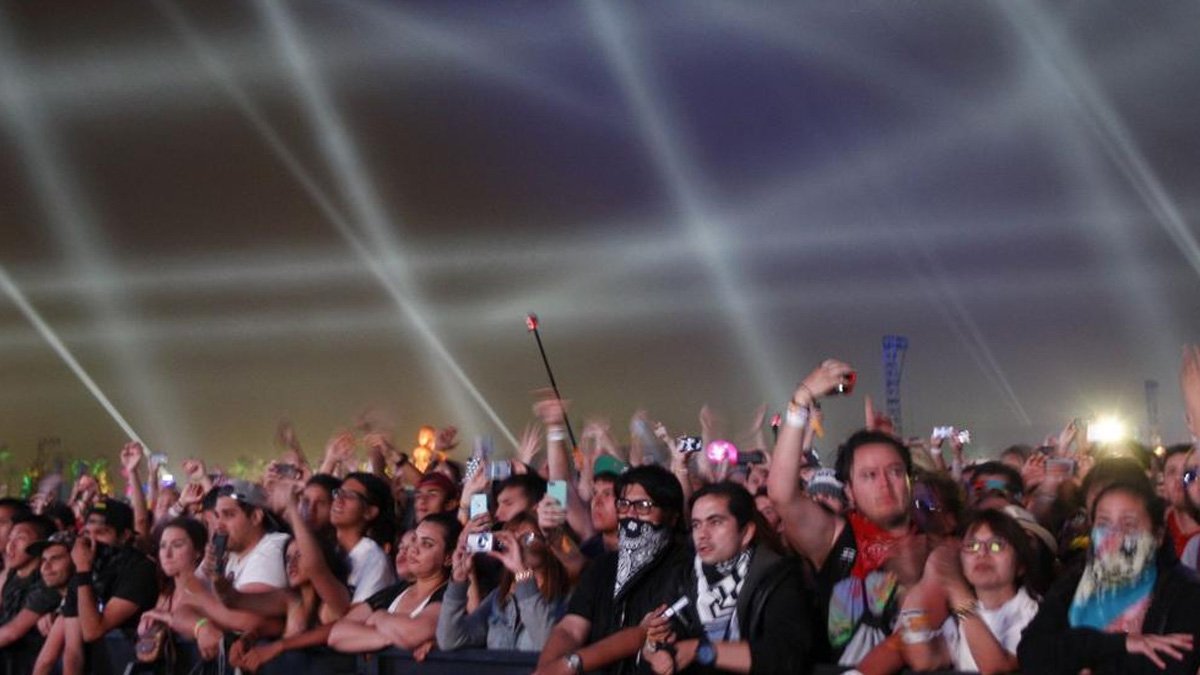 keramaian penonton festival musik coachella dengan lampu panggung