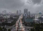 cuaca makassar hujan petir angin