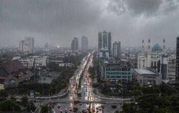 cuaca makassar hujan petir angin