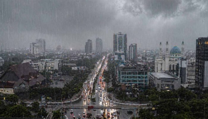 BMKG: Makassar Hujan Pagi-Sore, Waspada Petir dan Angin Kencang