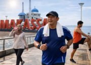 warga olahraga di pantai losari makassar saat cuaca panas