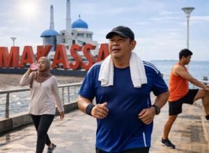 warga olahraga di pantai losari makassar saat cuaca panas