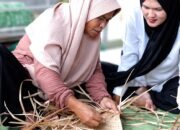 ibu rumah tangga menganyam daun nipah saat pelatihan di bangka tengah