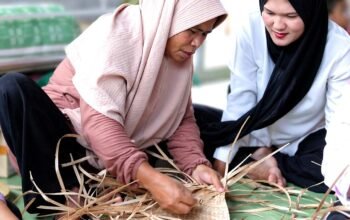 ibu rumah tangga menganyam daun nipah saat pelatihan di bangka tengah