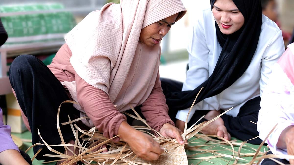 ibu rumah tangga menganyam daun nipah saat pelatihan di bangka tengah
