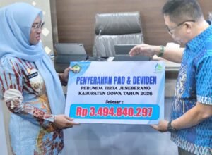 bupati gowa menerima dividen pdam tirta jeneberang di kantor bupati gowa