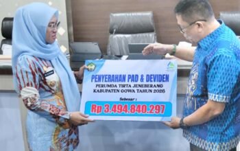 bupati gowa menerima dividen pdam tirta jeneberang di kantor bupati gowa