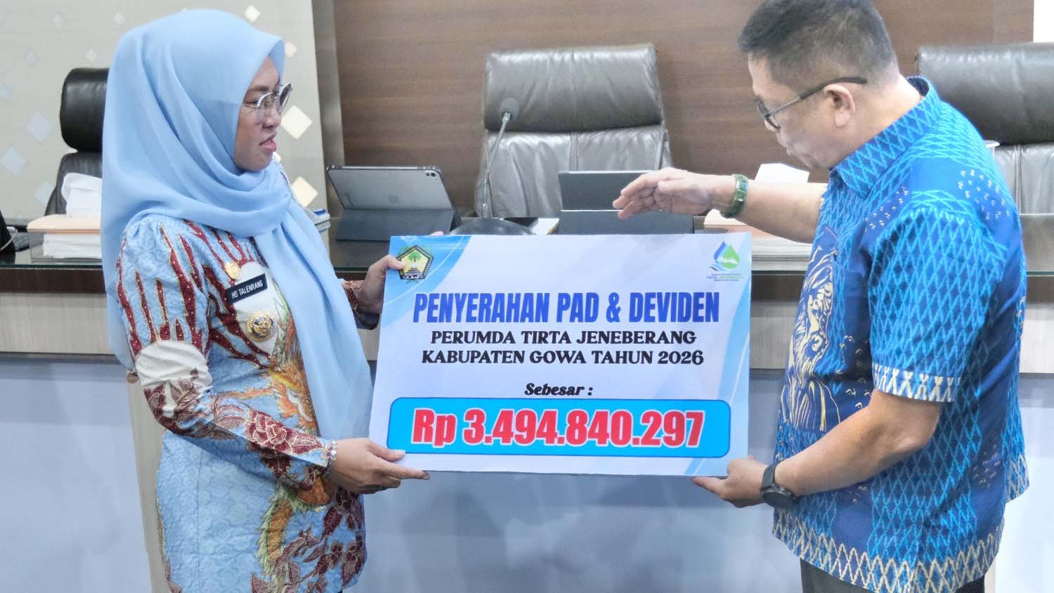 bupati gowa menerima dividen pdam tirta jeneberang di kantor bupati gowa