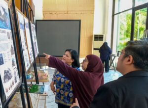 peserta melihat desain arsitektur mitigasi bencana di banda aceh