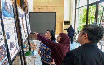 peserta melihat desain arsitektur mitigasi bencana di banda aceh