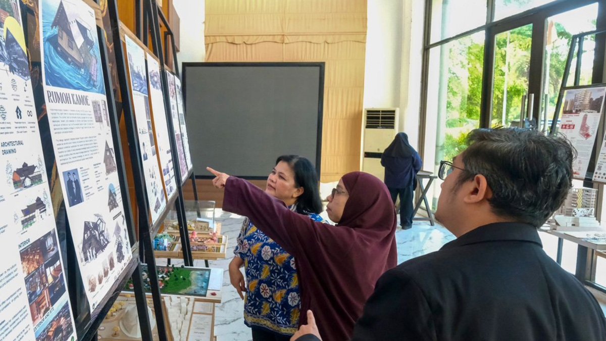 peserta melihat desain arsitektur mitigasi bencana di banda aceh