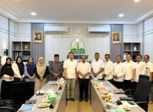 kepala dinas sosial aceh budi afrizal berfoto bersama jajaran dpr aceh usai rapat kerja layanan sosial di banda aceh
