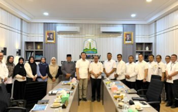 kepala dinas sosial aceh budi afrizal berfoto bersama jajaran dpr aceh usai rapat kerja layanan sosial di banda aceh