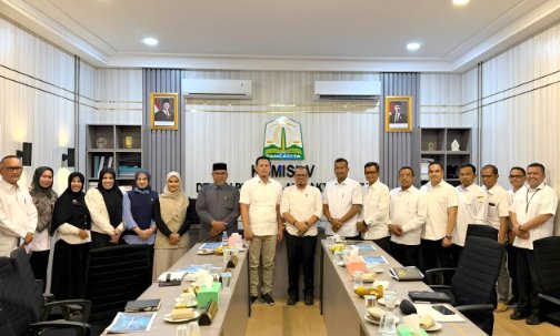 kepala dinas sosial aceh budi afrizal berfoto bersama jajaran dpr aceh usai rapat kerja layanan sosial di banda aceh