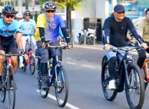 gubernur jateng dan asn bersepeda ke kantor di semarang