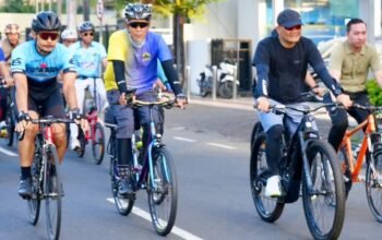 gubernur jateng dan asn bersepeda ke kantor di semarang