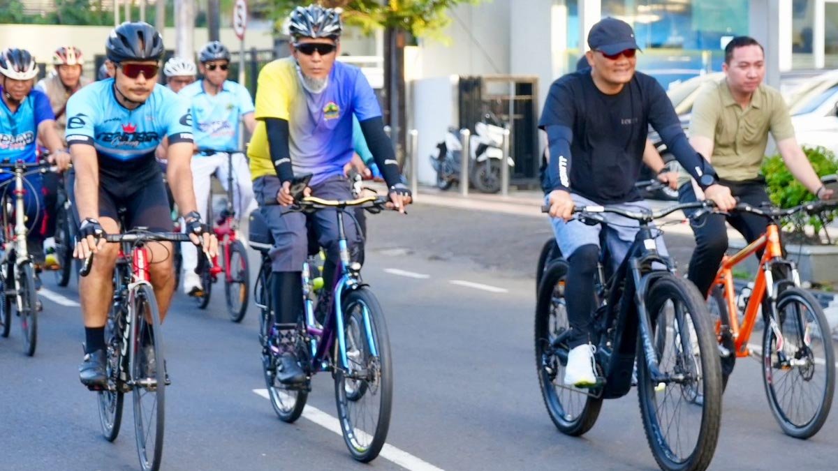 gubernur jateng dan asn bersepeda ke kantor di semarang