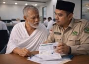 ilustrasi petugas kemenag memverifikasi dokumen calon jemaah haji