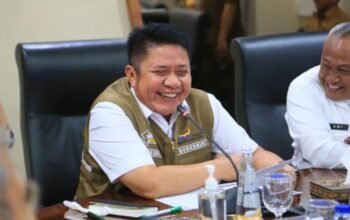 gubernur sumatera selatan herman deru tersenyum saat rapat pkdn sespimti polri di palembang