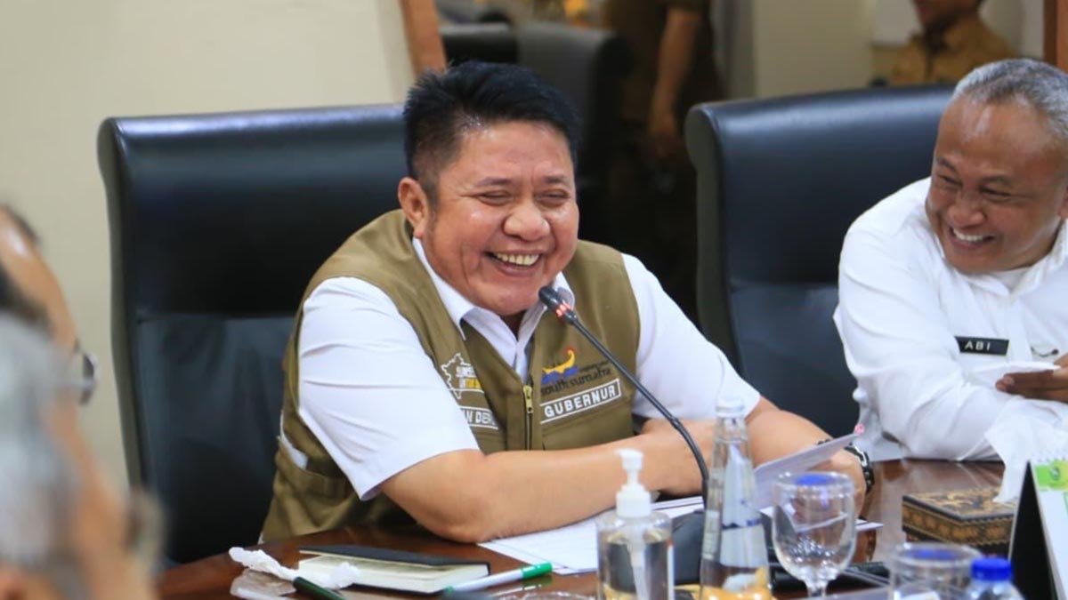 gubernur sumatera selatan herman deru tersenyum saat rapat pkdn sespimti polri di palembang