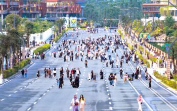 pengunjung beraktivitas di kawasan jalan utama ibu kota nusantara kalimantan timur