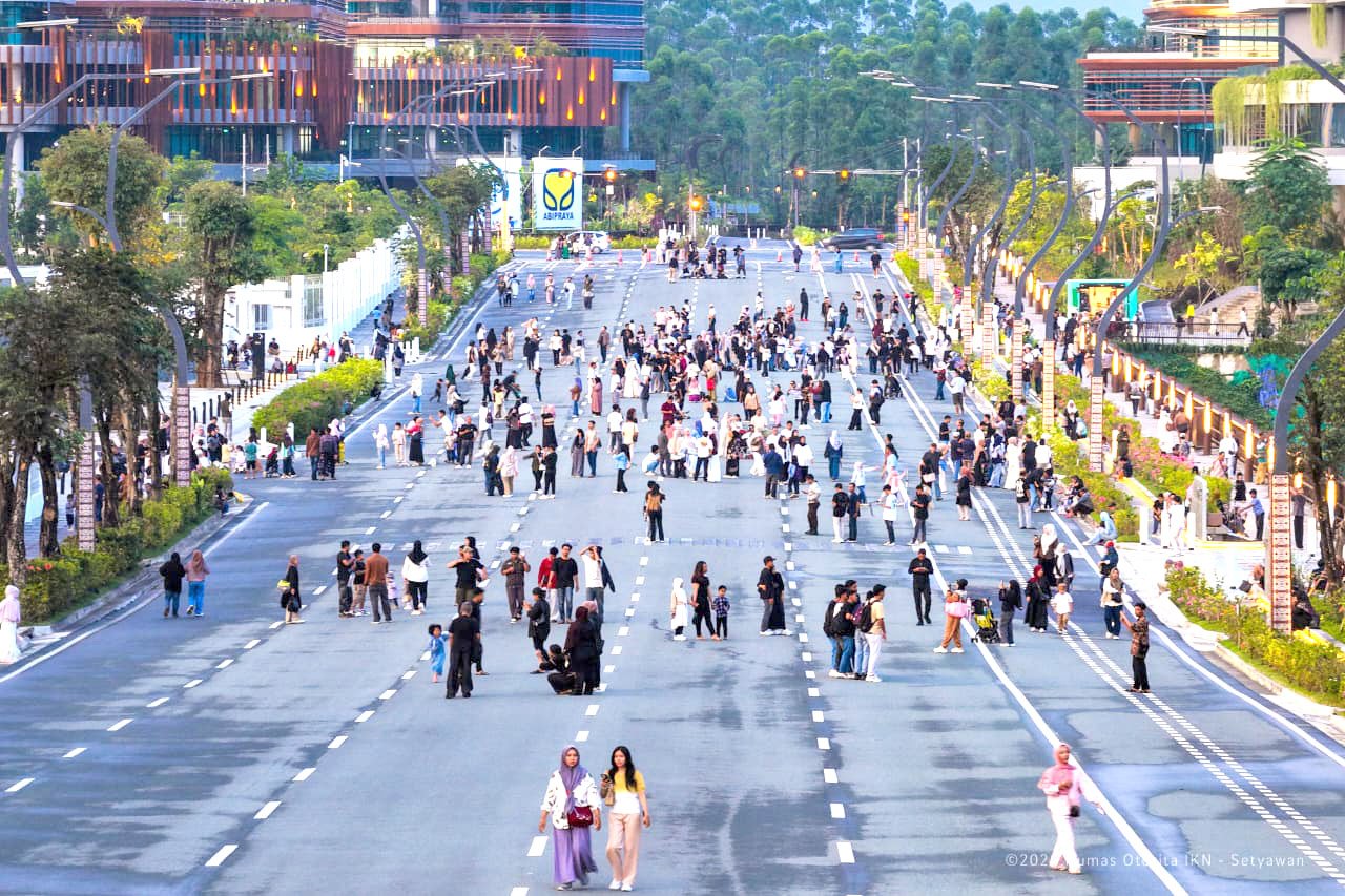 pengunjung beraktivitas di kawasan jalan utama ibu kota nusantara kalimantan timur