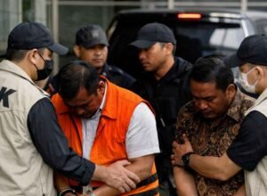 ilustrasi ott kpk 2026 penangkapan tersangka korupsi oleh petugas