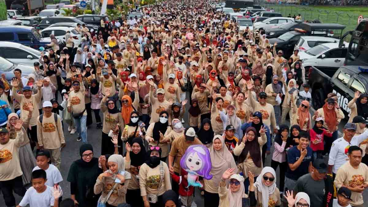 warga mengikuti jalan santai hut lutra 29830 peserta