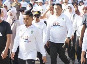 tasming hamid dan andi sudirman sulaiman berjalan bersama warga dalam jalan sehat parepare