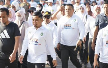 tasming hamid dan andi sudirman sulaiman berjalan bersama warga dalam jalan sehat parepare