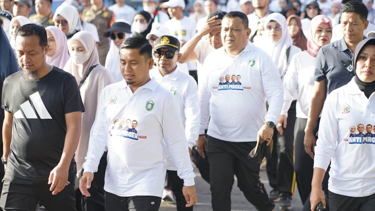 tasming hamid dan andi sudirman sulaiman berjalan bersama warga dalam jalan sehat parepare